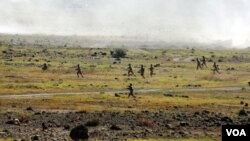 Ermənistan Ordusu təlimdə (Foto Ermənistan Müdafiə Nazirliyinin saytından götürülüb)