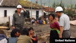 북한 함경북도 회령시의 홍수 피해지역 주민들이 피해 상황에 대해 이야기 하고 있다. 유엔이 지난달 16일 공개한 북한 함경북도 수해 실사보고서에 들어있는 사진이다.