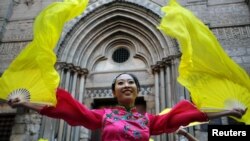Des danseurs chinois montrent les danses folkloriques lors du festival africano-chinois organisé par le ministère du tourisme, au Caire, Egypte, le 25 juillet 2016.