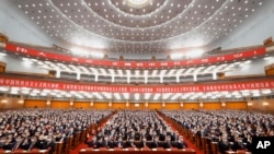 2022年10月16日中共在北京人民大会堂召开二十大，图为从主席台望去，代表们都坐在会场底层。-美联社照片。