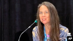 资料照片：2021年8月14日，美国国土安全部网络安全和基础设施安全局局长简·伊斯特利在一场活动上发言。（美联社照片）