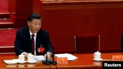 中共领导人习近平和前中共领导人胡锦涛曾经坐过的空椅子。（2022年10月22日）