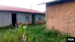 Nyumba za wananchi walioshambuliwa na kuuawa katika kijiji cha Masome, mjini Komanda ,DRC, zikiwa hazina milango baada ya watu zaidi ya 12 kuuawa, hivyo familia zimekimbia makazi yao. Picha na Mwandishi wa VOA Austere Malivika, Mkoani Ituri, DRC.