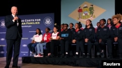 美国总统拜登在跟学生们交流。