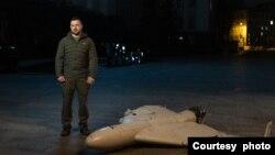 ولودیمیر زلنسکی در کنار لاشه یک پهپاد سرنگون شده- سایت ریاست‌جمهوری اوکراین