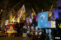 在中华人民共和国成立73周年之际，多个团体在伦敦组织了示威，游行到中国大使馆外抗议。 （美国之音/郑乐捷）