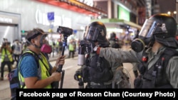 陈朗升在2019年采访反修例社会运动期间，在前线面对警察 (图片来源：陈朗升个人脸书网站)