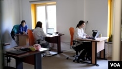 Волонтери "гарячої лінії" відповідають на дзвінки українців