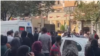آمبولانس و جمعیت مقابل هنرستان دخترانه صدر در تهران، دوشنبه ۲ آبان ۱۴۰۱ 
