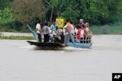 សព​នៃ​ជន​រងគ្រោះ​ម្នាក់​នៅ​ក្នុង​ឧប្បតិ្តហេតុ​លិច​ទូក​ដ​នៅ​ខេត្តកណ្តាល​កាល​ពី​យប់​ថ្ងៃ​ព្រហស្បតិ៍ ត្រូវ​បាន​ដឹក​តាម​ទូក​ក្នុង​អំឡុង​បុណ្យ​សព​នៅ​ភូមិ​កោះចំរើន​ ​ឃុំ​កំពង់​ភ្នំ ស្រុក​លើក​ដែក ខេត្ត​កណ្តាល កាល​ពី​ថ្ងៃ​សុក្រ​ទី​១៤ ខែ​តុលា ឆ្នាំ​២០២២។
