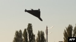 2022年10月17日，一架无人机在乌克兰首都基辅上空准备实施攻击。
