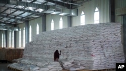 ፎቶ ፋይል - በኢትዮጵያ አፋር ክልል ሰመራ በሚገኘው መጋዘን ውስጥ ለትግራይ እና አፋር ክልሎች ተብሎ የተዘጋጀ የተቆለለ የከረጢት እህል። 