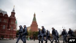 Walinzi wa Jeshi la Taifa la Russia (Rosgvardia) wakijipanga kulinda eneo la Uwanja wa Manezhnaya nje ya Kremlin, mjini Moscow Oct. 20, 2022.