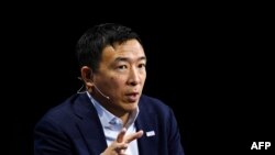 资料照片：前民主党总统参选人，美国“前进党”创始人杨安泽2021年10月20日在美国加州一场会议上发言。（法新社照片）