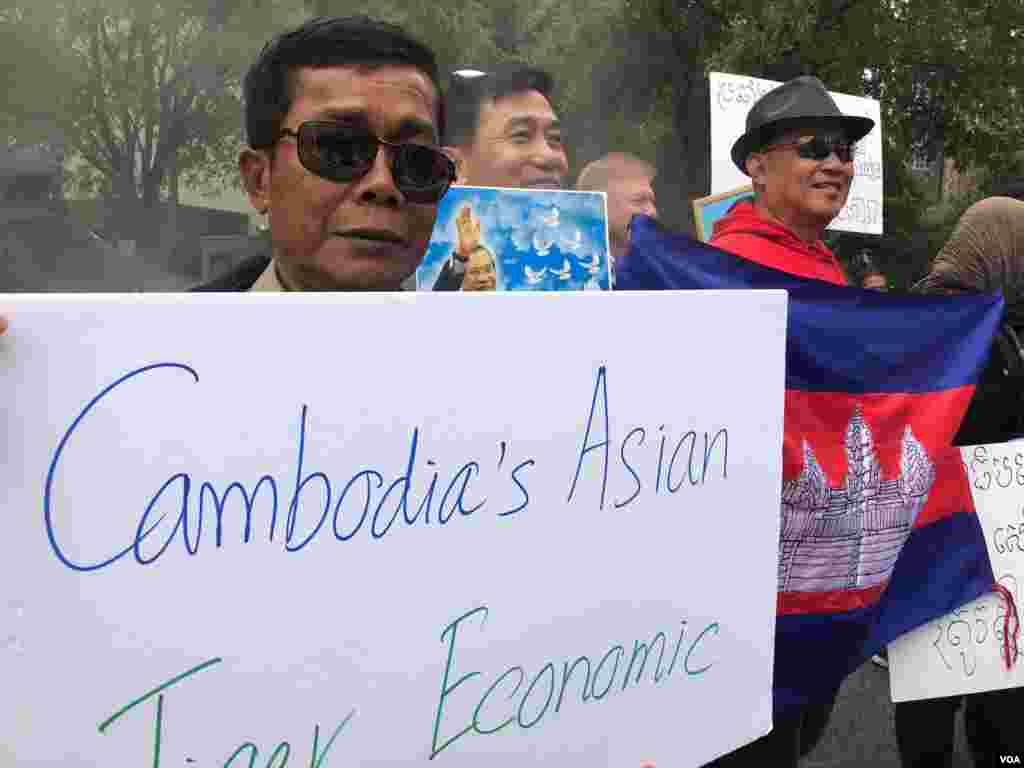 ពលរដ្ឋ​មក​ពី​បណ្តា​រដ្ឋ​នានា​ក្នុង​សហរដ្ឋ​អាមេរិក និង​កាណាដា បាន​ចូលរួម​ស្វាគមន៍ លោក​នាយក​រដ្ឋមន្ត្រី ហ៊ុន សែន នៅ​ទីក្រុង​ញូវយ៉ក នៅ​ពេល​លោក​ហ៊ុន សែន មក​ចូលរួម​មហា​សន្និបាត​អ.ស.ប នៅ​ថ្ងៃ សុក្រ​ទី២៨ ខែកញ្ញា ឆ្នាំ២០១៨។ (សុខ ខេមរា/ VOA) 