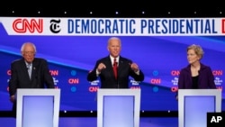 Wagombea watatu Wademokrat wanaoongoza katika kinyang'anyiro cha urais Seneta Bernie Sanders, kushoto, Makamu wa Rais wa zamani Joe Biden na Seneta Elizabeth Warren,kulia, wakishiriki mdahalo, Jimbo la Ohio.by CNN/New York Times at Otterbein…
