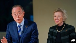 联合国前秘书长潘基文和元老会主席罗宾逊女士等元老会成员在纽约接受美联社的采访（2022年11月4日）