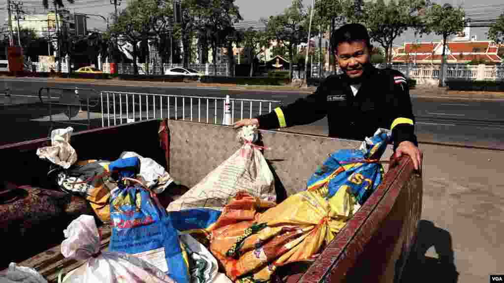 A nearby rescue station delivers snakes they caught within the week to Khun Pinyo for release, Feb. 28, 2016. (Z. Aung/VOA)