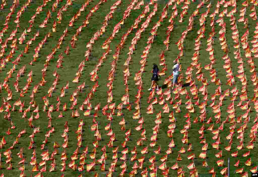 스페인 마드리드의 &#39;로마 공원&#39;에 신종 코로나바이러스 감염증 희생자들을 추모하기 위한 스페인 국기들이 꽂혀있다. 