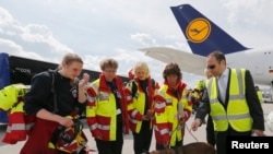 تیمی از امدادگران آلمانی در فرودگاه فرانکفورت آماده اعزام به نپال می شوند