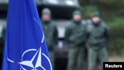 资料照：北约的“增强前沿驻军”战斗组在拉脱维亚举行军演。（路透社2019年10月5日）