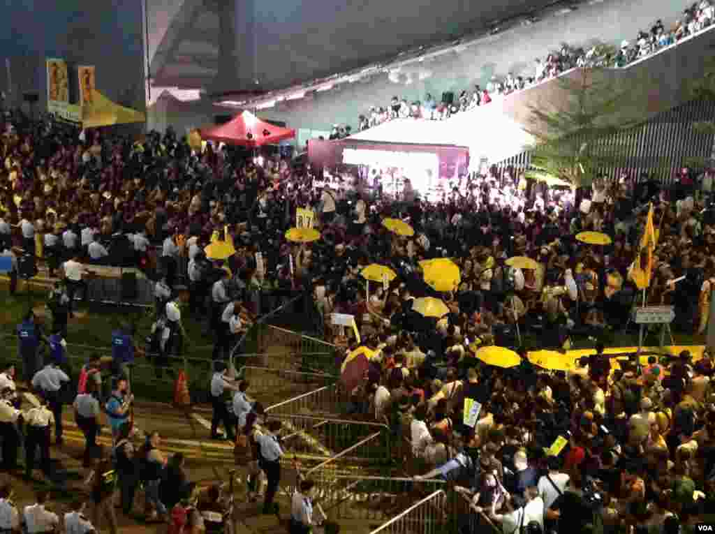 港人重返政总纪念雨伞运动一周年（美国之音海彦拍摄）