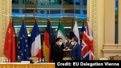 عباس عراقچی، معاون سیاسی وزیر خارجه ایران که سرپرستی هیات ایرانی را بر عهده دارد با مقام چینی در حال گفتگو - عکس روز جمعه ۱۷ اردیبهشت. 