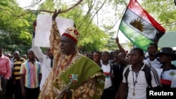 Le chef traditionnel Prince Ozo Onna se joint aux partisans du chef du groupe Peuple indigène du Biafra, Nnamdi Kanu, le 1er décembre 2015. (REUTERS/Afolabi Sotunde)