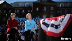 24일 뉴햄프셔주 맨체스터에서 진행된 힐러리 클린턴(오른쪽) 민주당 대통령 후보 유세에 동참한 엘리자베스 워런(매사추세츠) 상원의원.