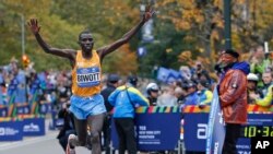 Stanley Biwott a remporté le marathon de New York le 1er novembre 2015. (AP Photo/Kathy Willens)