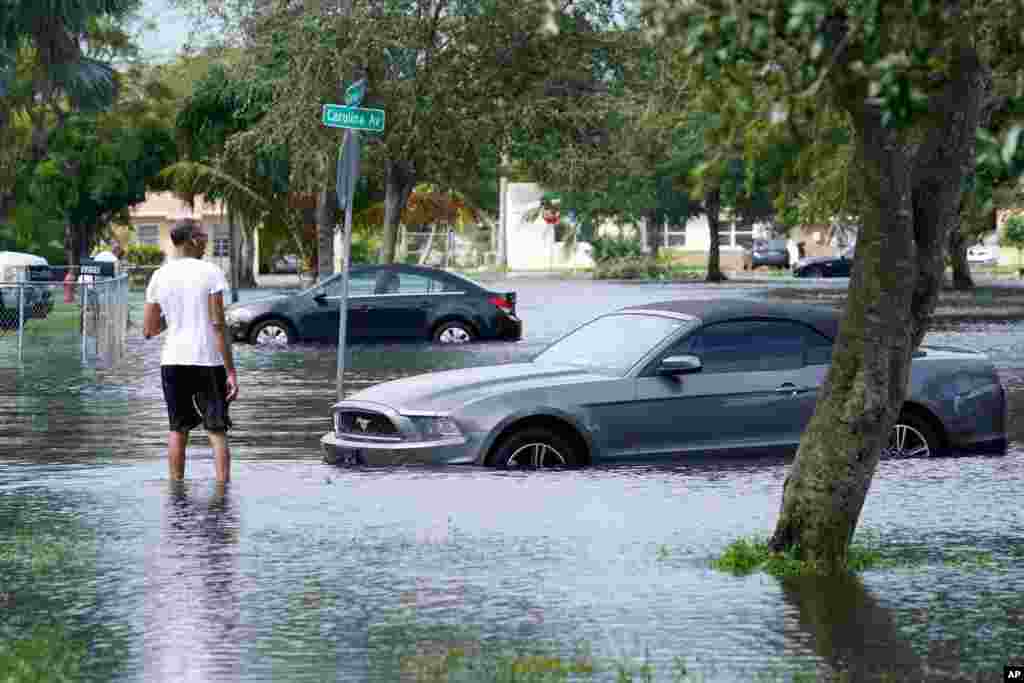 미국 플로리다 포트로더데일 도로가 열대성 태풍 에타의 영향으로 물에 잠겼다. 