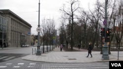 立陶宛首都维尔纽斯市中心的格蒂米纳斯大街，这里当年曾挤满示威抗议人群。（美国之音白桦）