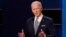 រូបឯកសារ៖ លោក Joe Biden អតីតអនុប្រធានាធិបតីនិងបេក្ខជនប្រធានាធិបតីខាងគណបក្សប្រជាធិបតេយ្យ ថ្លែងនៅក្នុងការជជែកដេញដោលបេក្ខជនប្រធានាធិបតីលើកទី១ នៅទីក្រុង Cleveland រដ្ឋ Ohio សហរដ្ឋអាមេរិក ថ្ងៃទី២៩ ខែកញ្ញា ឆ្នាំ២០២០។