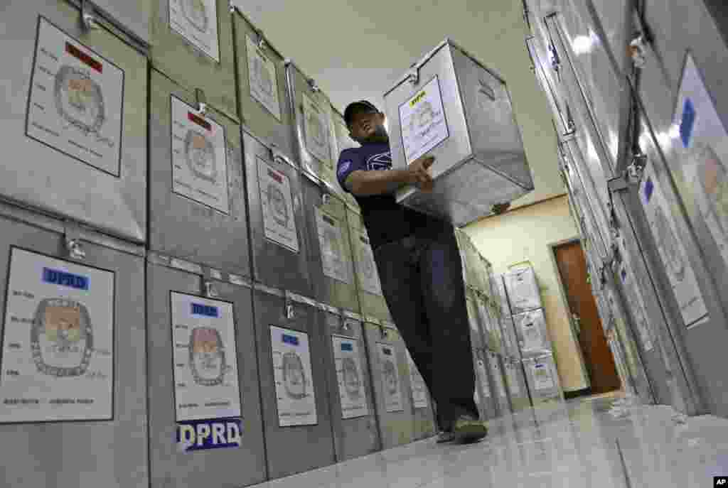 Petugas KPU di antara kotak suara untuk didistribusikan ke TPS di kantor pemerintah daerah di Jakarta, 8 April 2014.