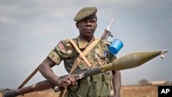 当到访各国官员代表团离开上尼罗州马拉卡尔机场时，一名南苏丹士兵站岗守卫