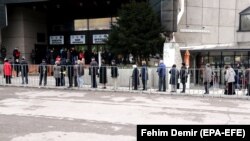 Građani Sarajeva čekaju u redu da se vakcinišu protiv Covida-19, april 2021.