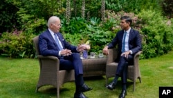 英国首相苏纳克在伦敦唐宁街10号接待到访的美国总统拜登。（2023年7月10日）