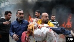 እኤአ ጥር 31 2021 አማጽያን በሚቆጣጠሩት የሰሜን ሶሪያ አሌፖ ክፍለ ግዛት ውስጥ በምትገኘው አዛር ከተማ ላይ በደረሰ ፍንዳታ ጉዳት የደረሰባት ታዳጊ ወጣት 