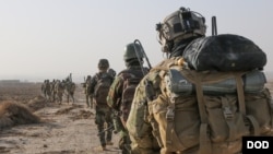 资料照片：美国特种作战部队在阿富汗坎大哈省巡逻（2014年1月1日）
