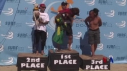 “狗狗冲浪赛”让宠物与主人一起享受刺激和清凉