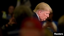 미국 공화당의 도널드 트럼프 경선 후보가 지난달 30일 위스콘신 주 애플레톤 시에서 열린 타운홀 행사에서 연설을 마친후 무대를 내려오고 있다. (자료사진)