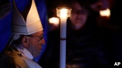 El papa Francisco sostiene una vela mientras preside la solemne ceremonia de Vigilia Pascual en la Basílica de San Pedro, en el Vaticano, el sábado, 31 de marzo, de 2018.