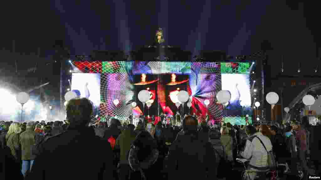 &nbsp;رهگذران هنگام عبور از دروازه برندنبرگ، به موسیقی زنده گوش می&zwnj;کنند - ۱۶ آبان ۱۳۹۳ 