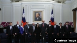台湾总统蔡英文在总统府会见到访的美国参议院“台湾连线”共同主席殷霍夫等美国国会议员（2018年2月21日，台湾总统府照片）