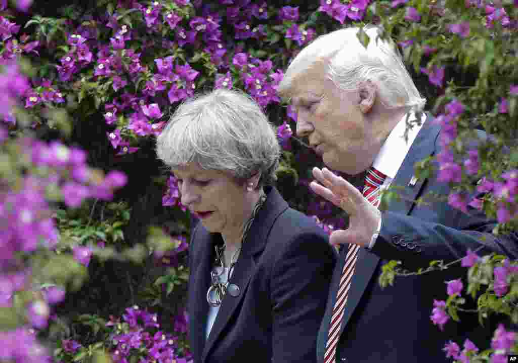 Presiden AS Donald Trump berbicara dengan PM Inggris Theresa May di sela KTT G-7 di Taormina, Sicilia, Italia.
