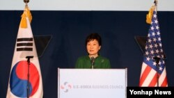 미국을 공식방문 중인 박근혜 대통령이 16일 워싱턴 미 상공회의소에서 열린 '제27차 한미 재계회의' 에서 연설하고 있다.