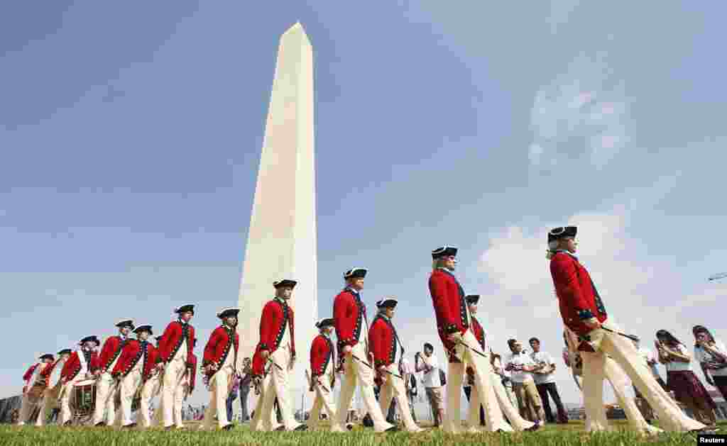 Upacara pembukaan kembali Monumen Washington, setelah menjalani renovasi selama hampir 3 tahun akibat gempa tahun 2011.