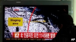 12일 한국 서울역에서 북한에서 인공지진이 발생했다는 뉴스를 지켜보는 행인.