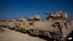 资料照片：美军布雷德利战车停在叙利亚东北境内某地点。(2019年11月11日)