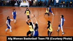 Koronavirusun ilk üzə çıxdığı Çinin Uhan şəhərində üzünə maska taxmış kişi hasardan digər tərəfə baxır.&nbsp;